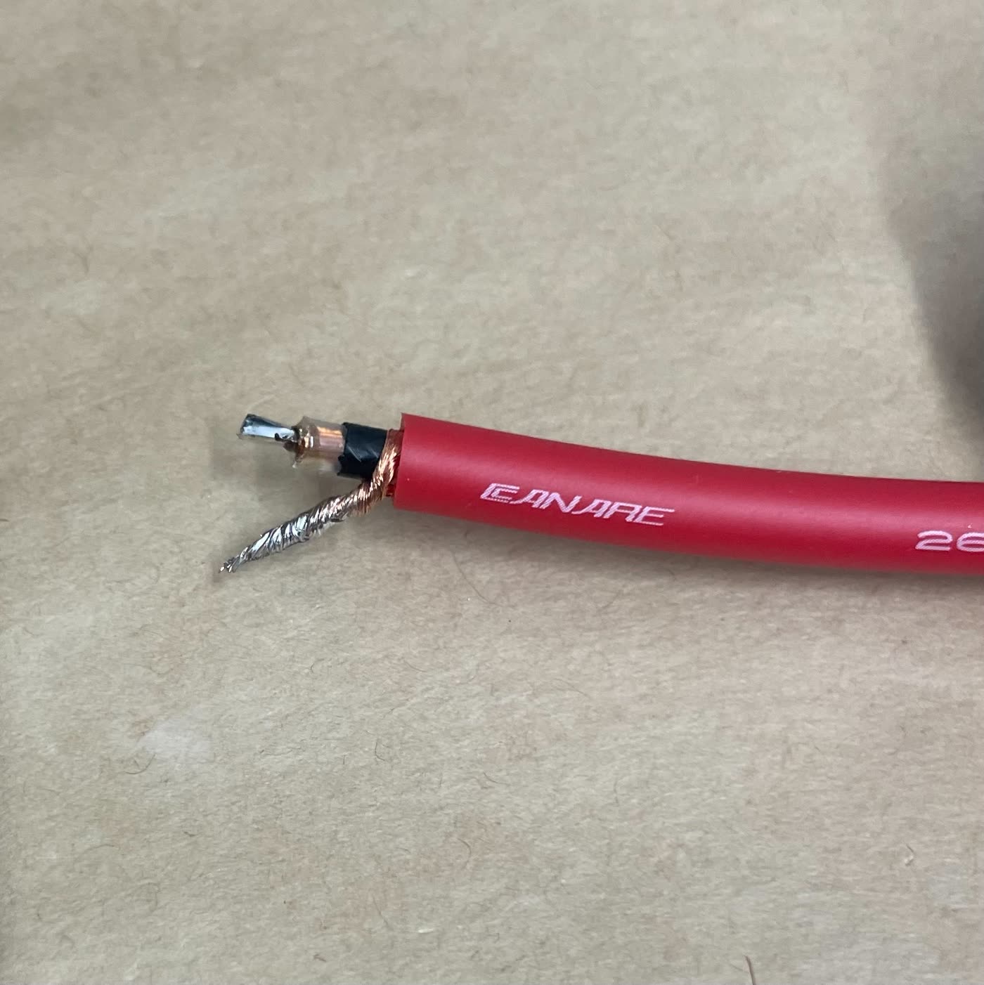下処理と予備ハンダを終えたCANAREのシールドケーブル端。芯線とより合わせたシールド線にそれぞれ予備ハンダが入っている