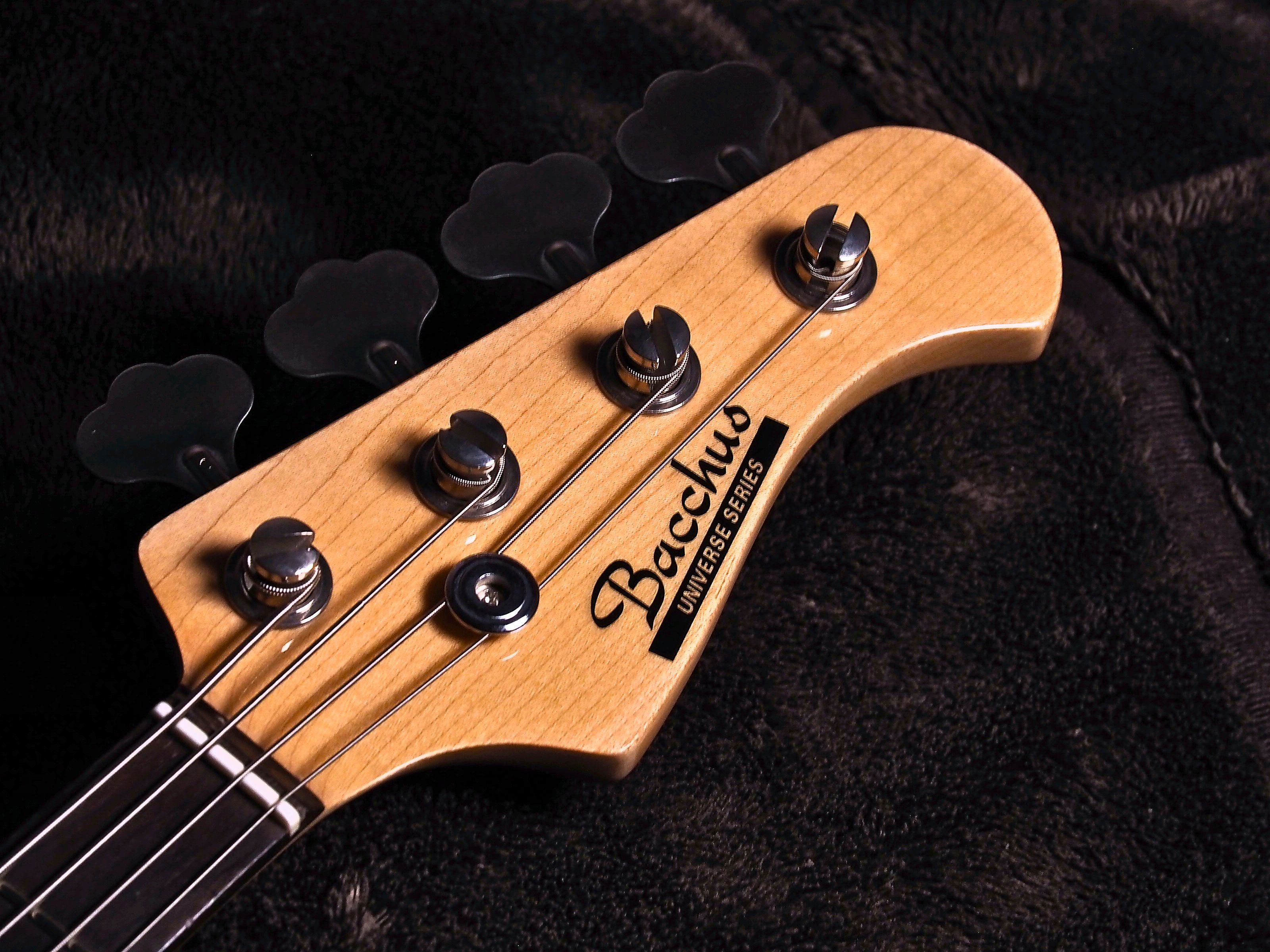 Bacchus UNIVERSE SERIES ヘッドロゴのクローズアップ